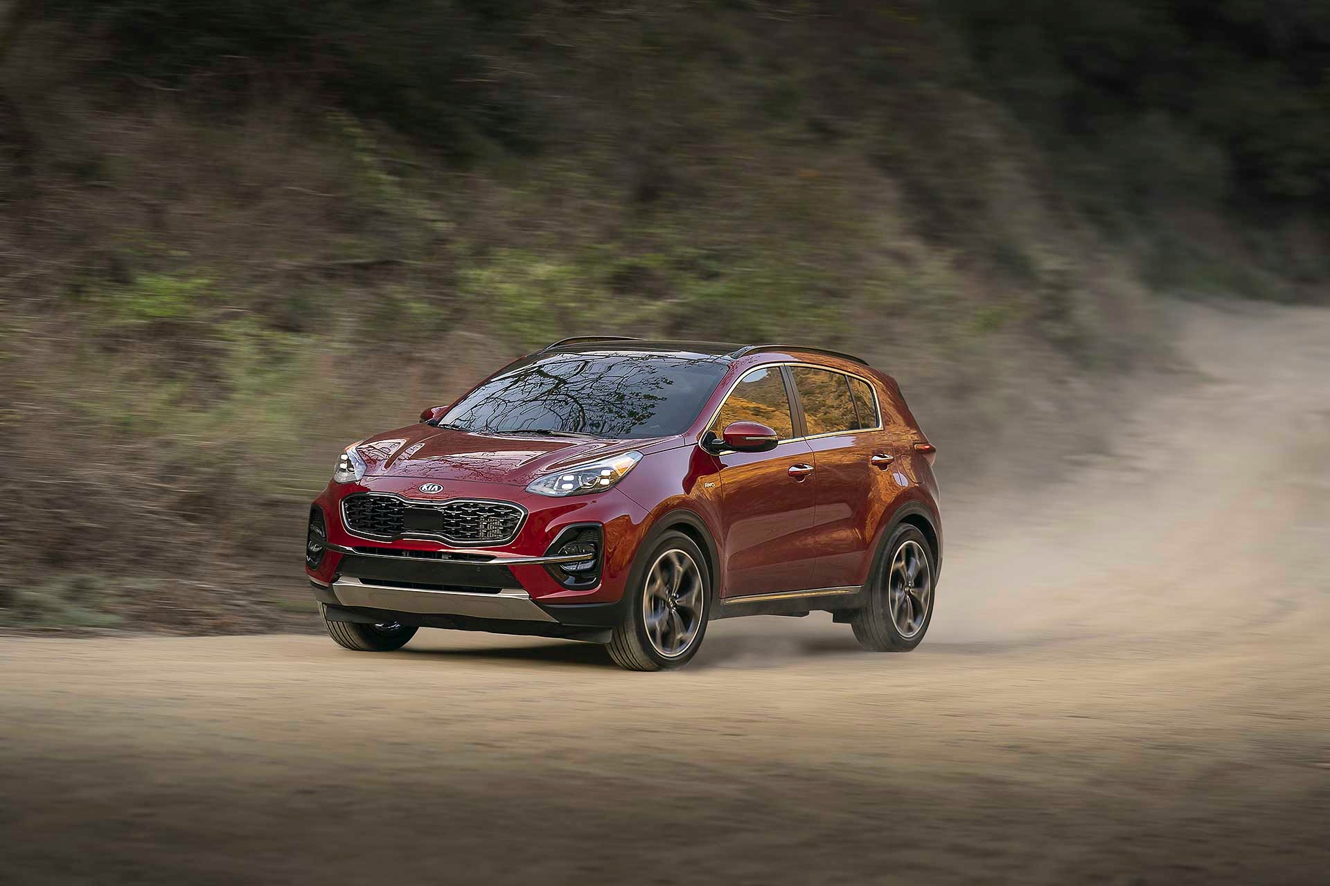 Kia sportage 2022 couleur rouge vue de face hors-route