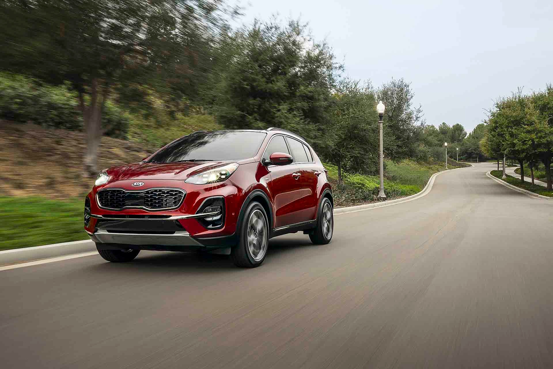 Kia sportage 2022 couleur rouge vue de face sur route