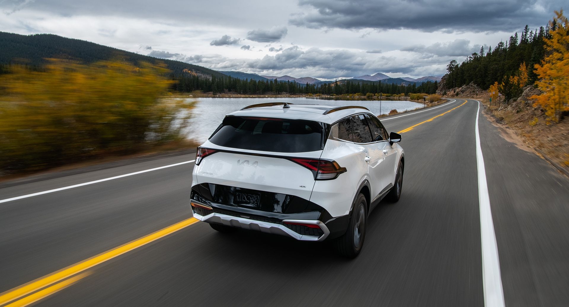 Groupe beaucage kia Sportage 2023 blanc vue arrière sur route