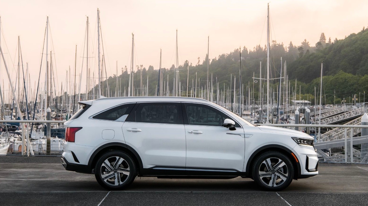 Groupe beaucage kia sorento phev 2022 couleur blanche vue de profil