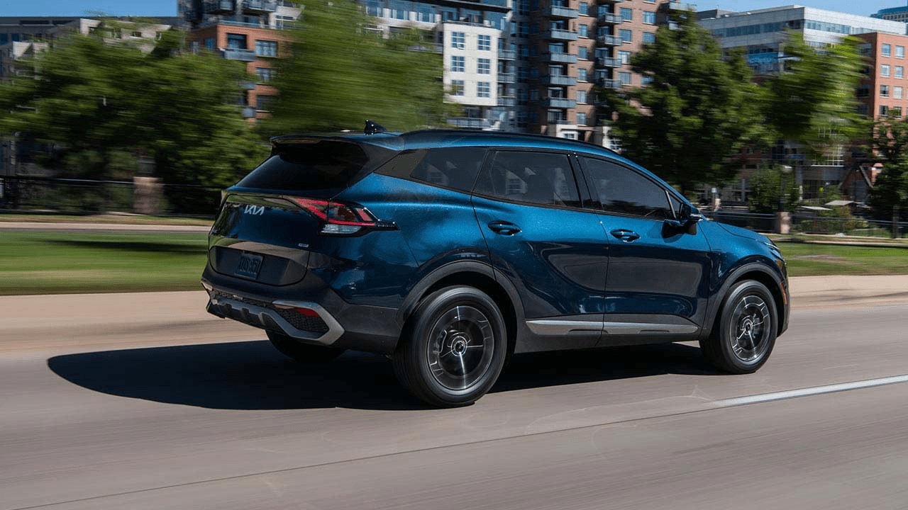 Vue latérale du Kia Sportage HEV/PHEV 2024 sur la route.