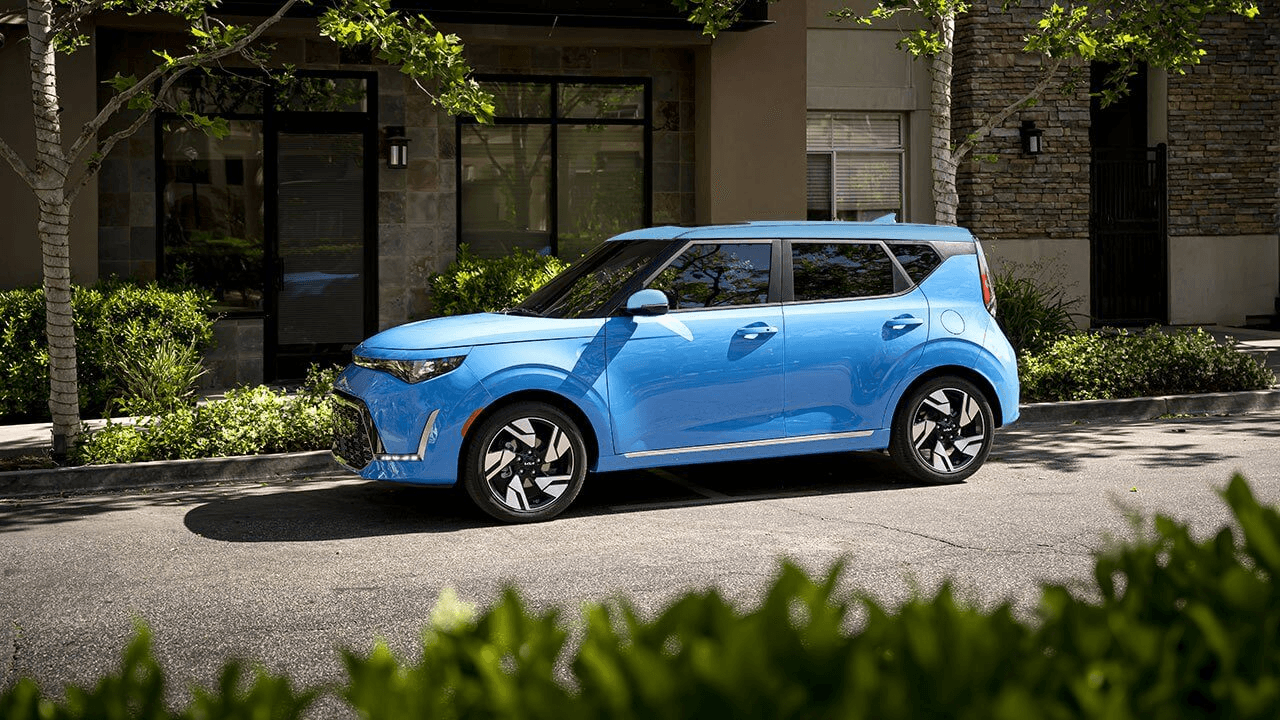Le Kia Soul 2025 stationné dans une rue.