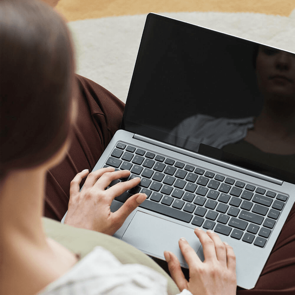 Femme utilisant son ordinateur portable