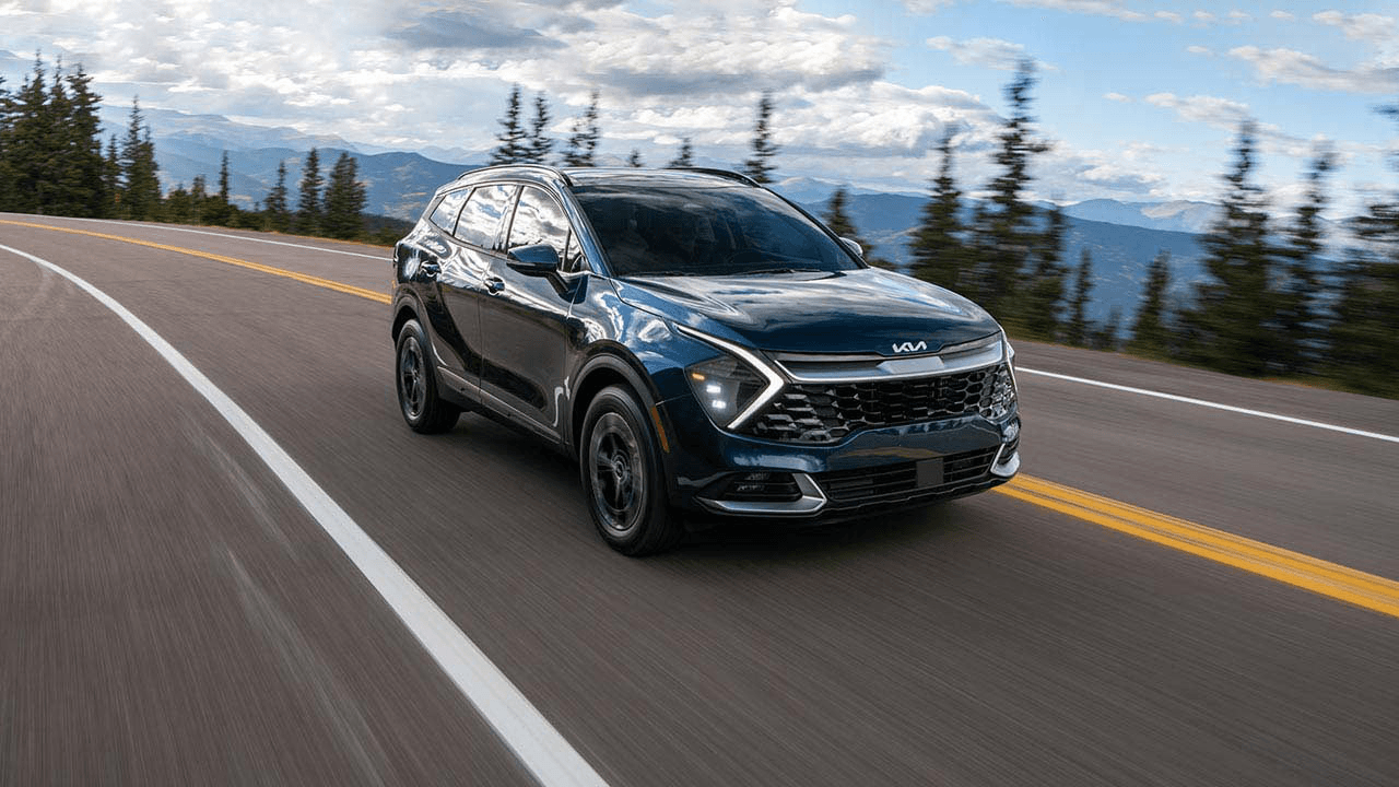 Vue 3/4 avant du Kia Sportage HEV/PHEV 2025 sur la route.