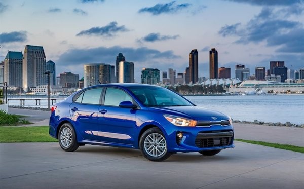 Kia Rio 2018 versus Honda Fit : la Rio est l’option technologique