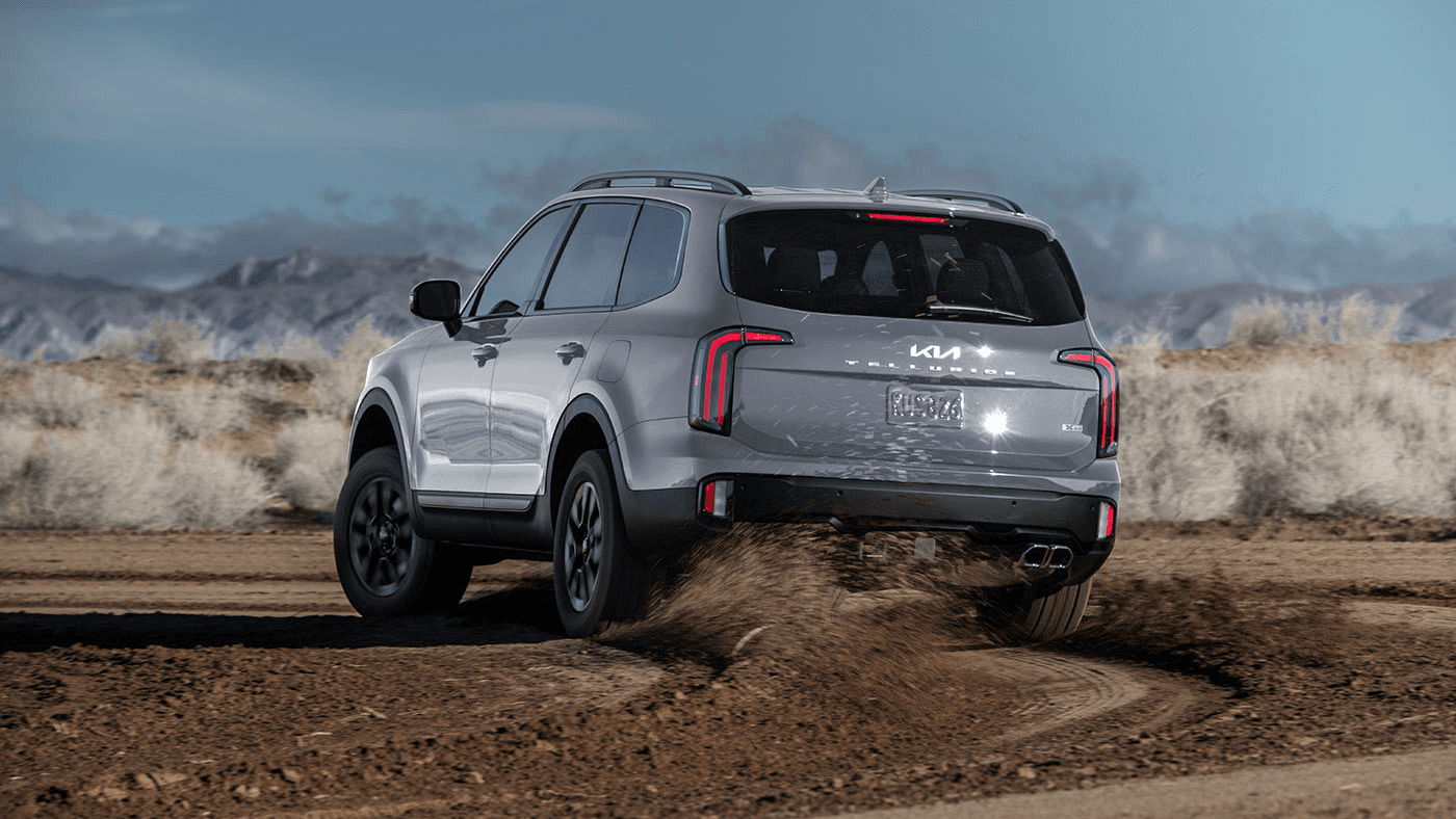 Vue 3/4 arrière du Kia Telluride 2025 en action.