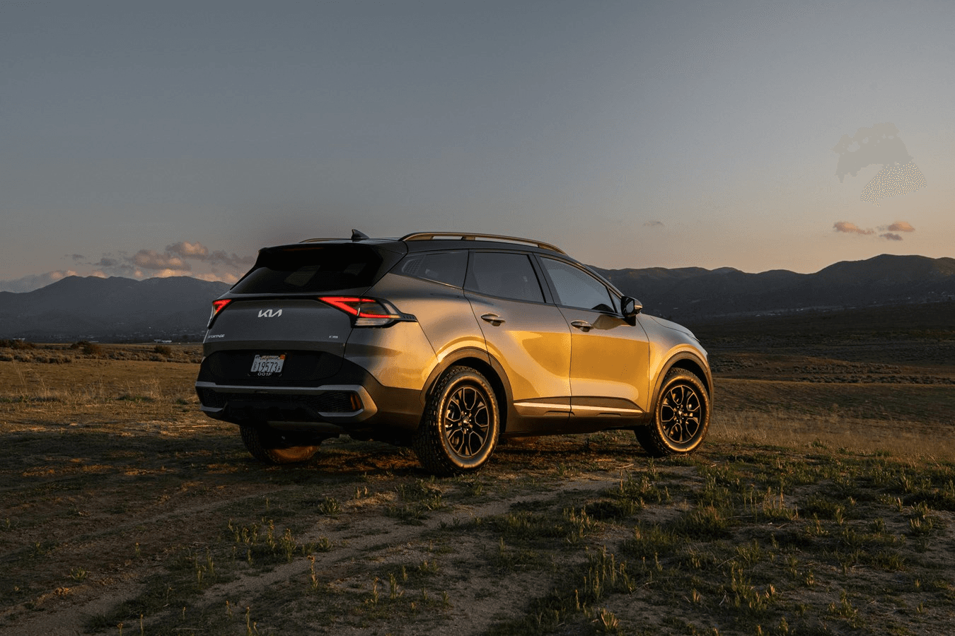 Vue 3/4 arrière du Kia Sportage 2024 en plein air.