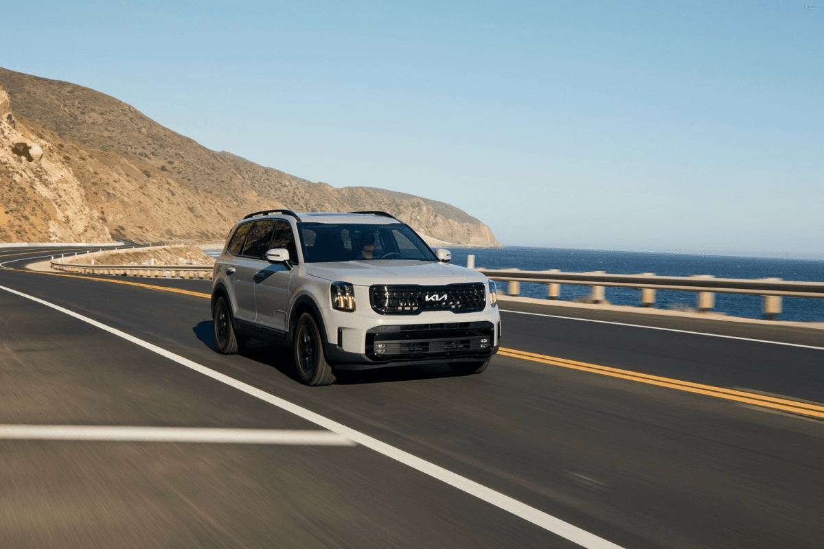 Vue 3/4 avant du Kia Telluride 2024 sur la grande route.